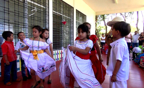 Niños y niñas de Nindirí rinden homenaje al General Sandino