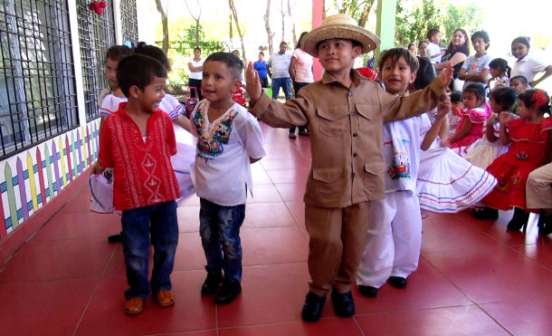 Niños y niñas de Nindirí rinden homenaje al General Sandino