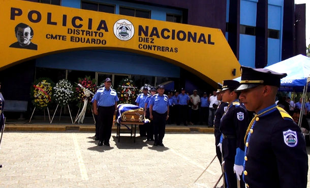 Condecoran y ascienden póstumamente a oficial caído en el barrio Vista Hermosa de Ciudad Sandino