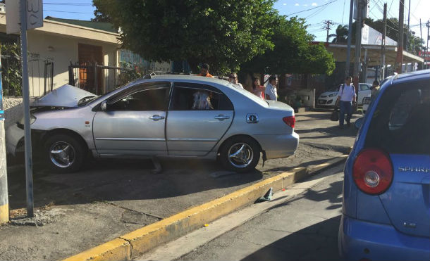 Irrespeto a la señal de tránsito provoca fuerte accidente en Managua