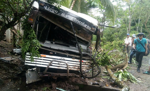 El Coral: Ponchón de llanta deja a 15 personas lesionadas