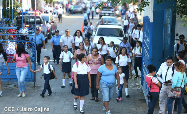 Compañera Rosario invita a estudiantes a comprometerse para mejorar calidad educativa en nuestro país