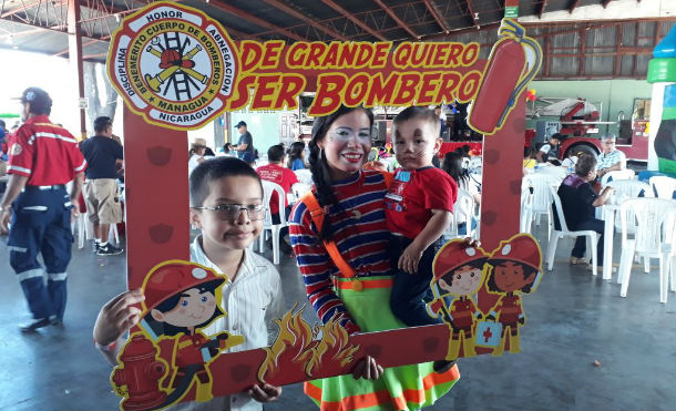 Niños juegan a ser bomberos por un día