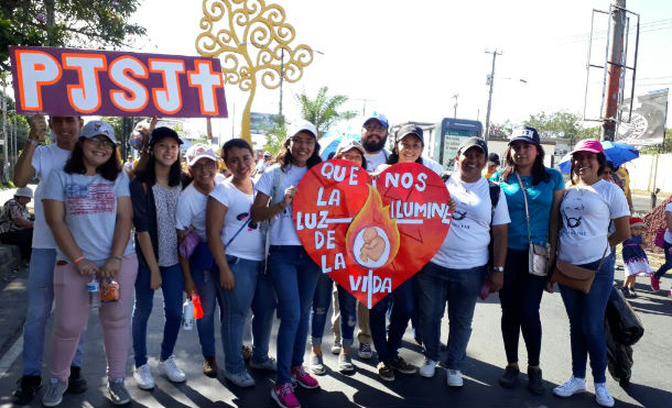 Católicos desfilan por amor a la vida