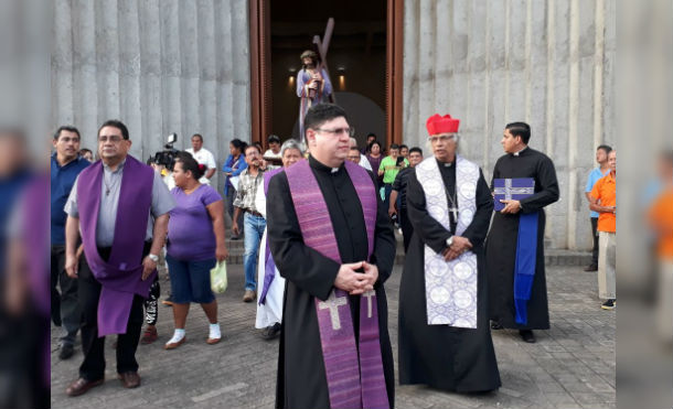 Cardenal Brenes encabeza el primer Viacrucis de cuaresma en la catedral de Managua