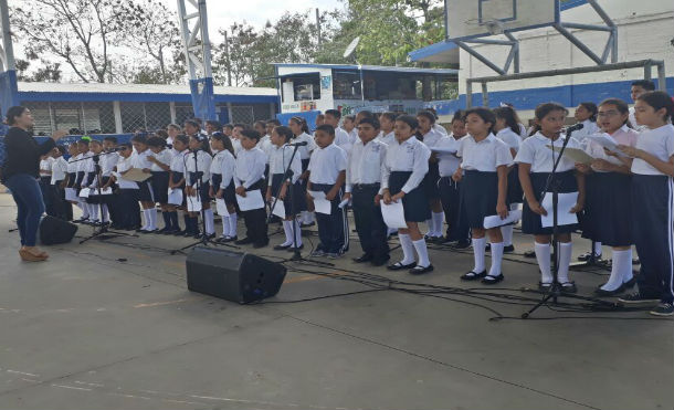 Coros estudiantiles le cantan al amor, amistad y a la solidaridad