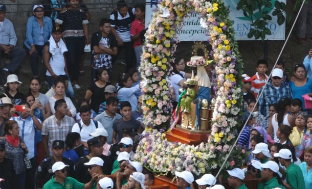 Católicos celebran el tope de los Santos en honor a la virgen de Monserrat