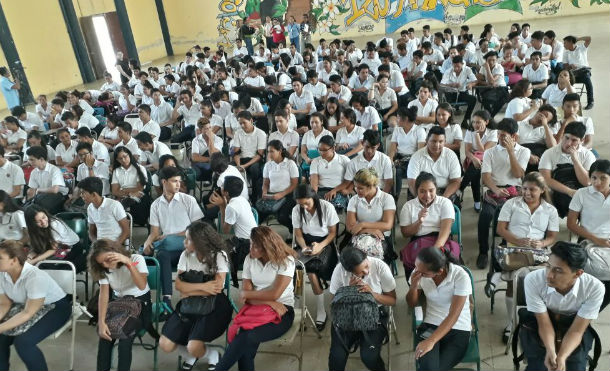 Estudiantes de secundaria reciben reforzamiento escolar de universitarios