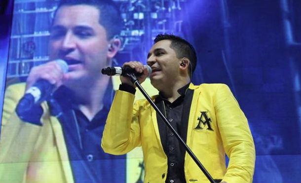 Vocalista de la Banda el Limón, “asusta” al público con gran bulto en su entrepierna