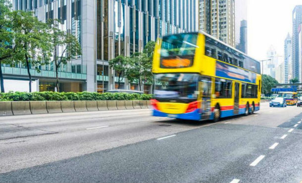 19 muertos y al menos 40 heridos al volcarse autobus en Hong Kong