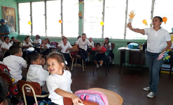 Good bye, Good Morning, niños de primer grado del Modesto Armijo reciben clases de inglés