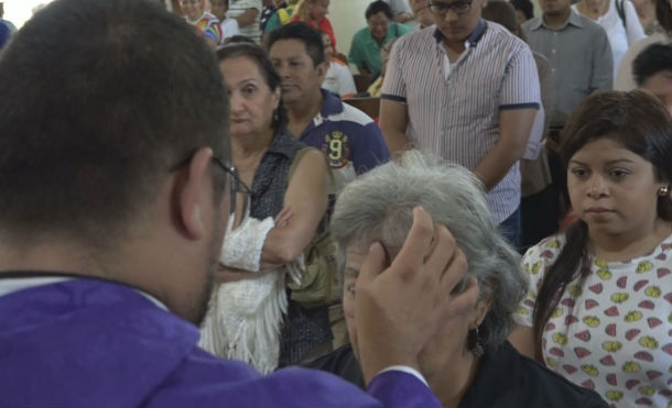 Familias católicas asisten a la iglesia este miércoles de ceniza y así dan inicio a la Cuaresma