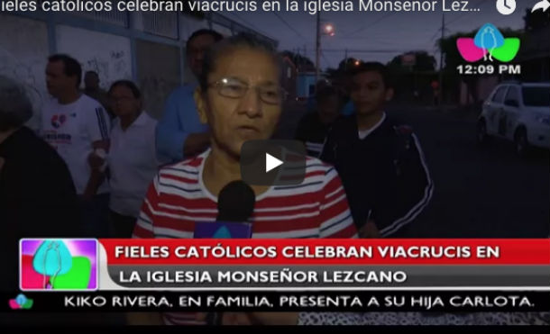 Fieles católicos celebran viacrucis en la iglesia Monseñor Lezcano