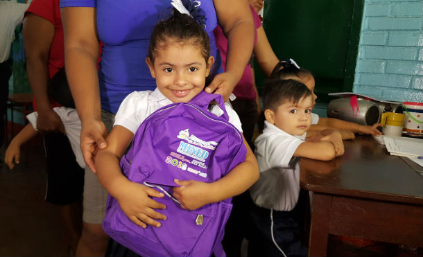 Gobierno Sandinista entrega mochilas escolares a estudiantes del colegio Nicarao