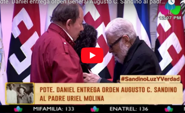 Pdte. Daniel entrega orden Augusto C. Sandino al padre Uriel Molina