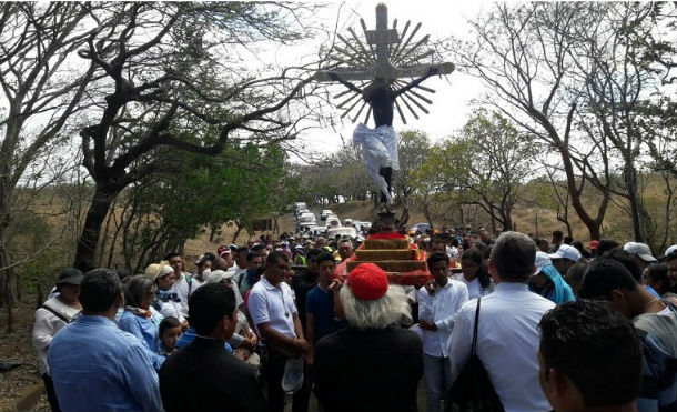 Devotos participan en Vía Crucis penitencial en la Conquista