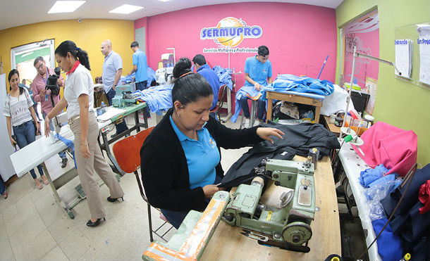 El regreso a clases incrementó la demanda de uniformes a empresas de bordado y confección