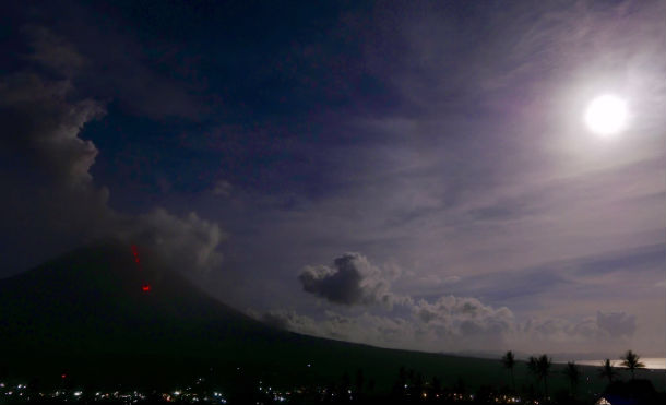 Mira el increíble efecto de la súperluna de sangre en un volcán en Filipinas