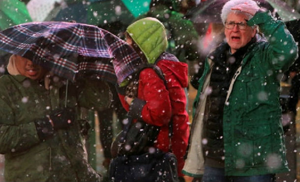 Al menos 5 muertos y cientos de vuelos cancelados por la poderosa tormenta invernal que azota la costa este de los Estados Unidos