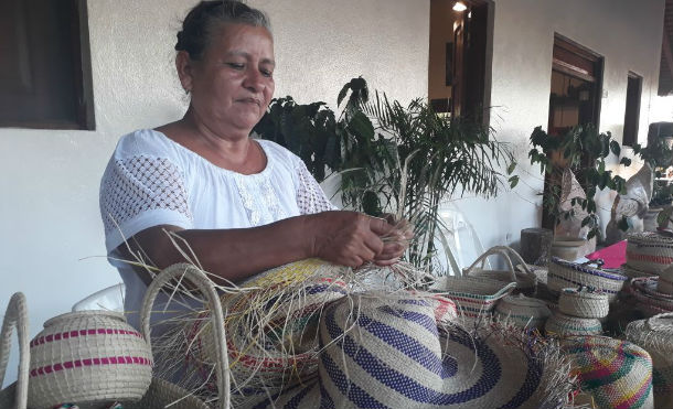 Artesanos ofrecen productos en la feria Verano de Colores