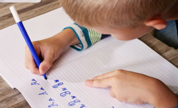 Los padres lo obligaron a dejar la escuela y él se las ingenió para seguir estudiando 