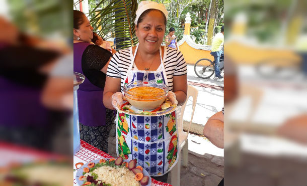 Rut González, ganadora del primer lugar del concurso de comidas de cuaresma