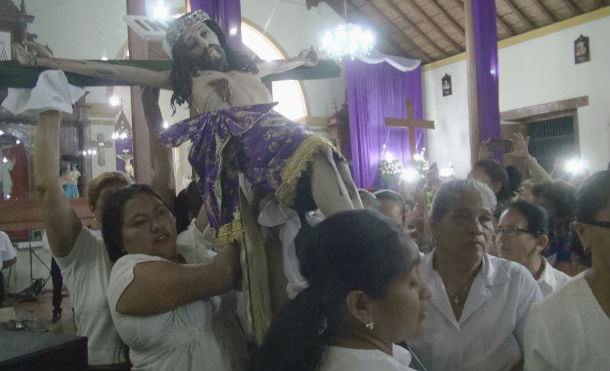 Centenares de devotos participan en la bajada de la venerada imagen del Señor de los Milagros