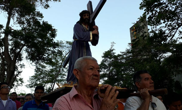 Familias participan del viacrucis de la cuaresma en la Catedral de Managua