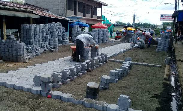 Alcaldía de Nueva Guinea avanza con adoquinado en calle principal