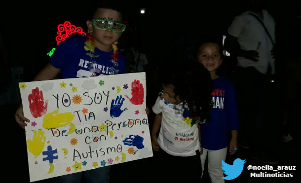 Una marea azul recorre Managua para hacer conciencia sobre el autismo