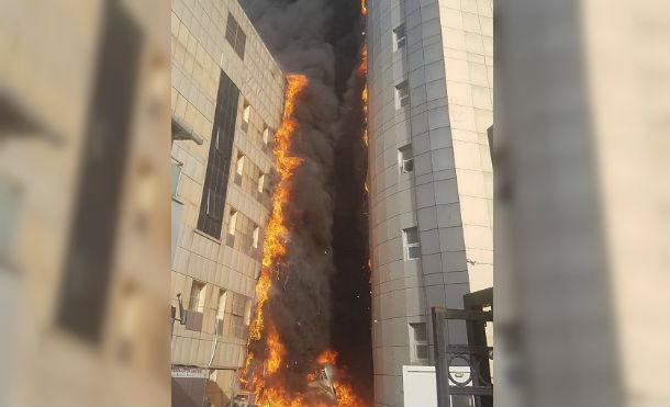 Aparatoso incendio en un hospital en el centro de Estambul