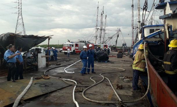 Bomberos de Corinto controlan fuego en barco pesquero