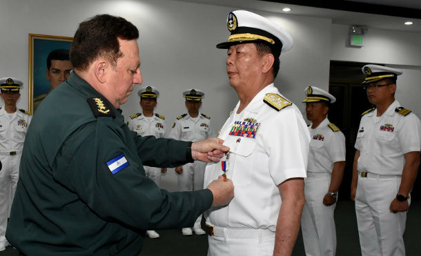 Ejército condecora al Comandante de la Fuerza Naval y Capitanes de Buques de la Flotilla de Instrucción de Taiwán