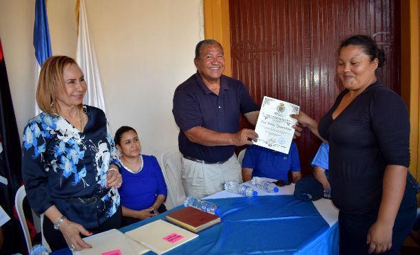 Reconocen labor de servidores públicos de Granada