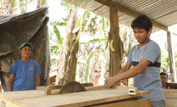 Emprendedor de madera-mueble en Masatepe, apoyado por el Mefcca, avanza en su negocio