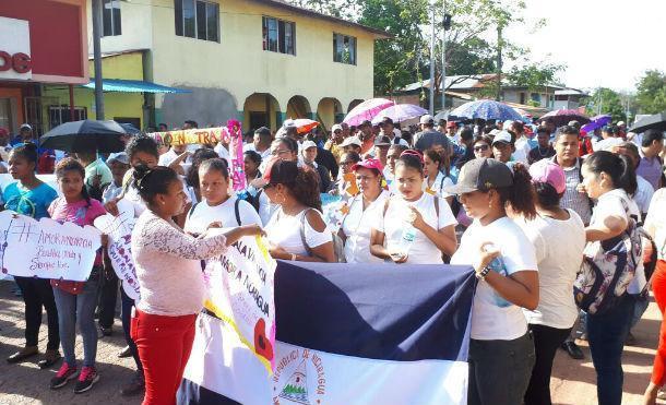 Costeños realizan caminata por la paz y la no violencia