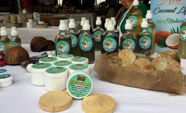 Protagonista de Ani Coconut Oil oferta sus productos de belleza en el Parque Nacional de Ferias