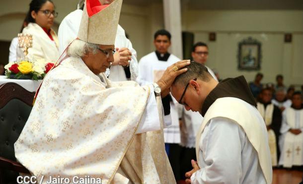 Cardenal Brenes ordena sacerdote a Fray de la Orden Franciscana