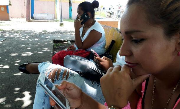 Población de San Juan de Nicaragua se informa y estudia en los parques wifi