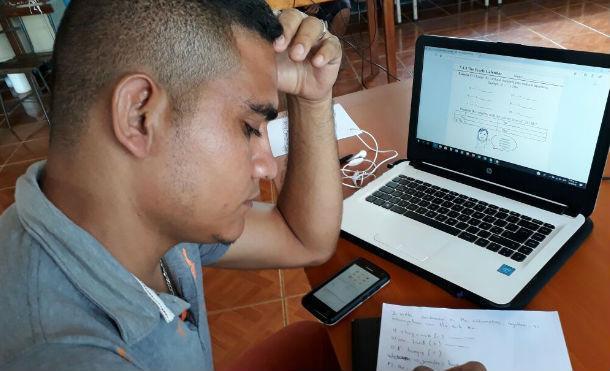 Población de San Juan de Nicaragua se informa y estudia en los parques wifi 