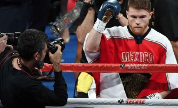 Canelo Álvarez apaga un incendio y enciende otro