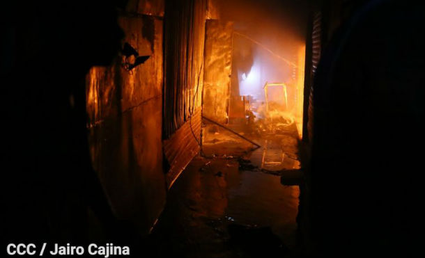 Incendio devora varios tramos en Mercado Oriental