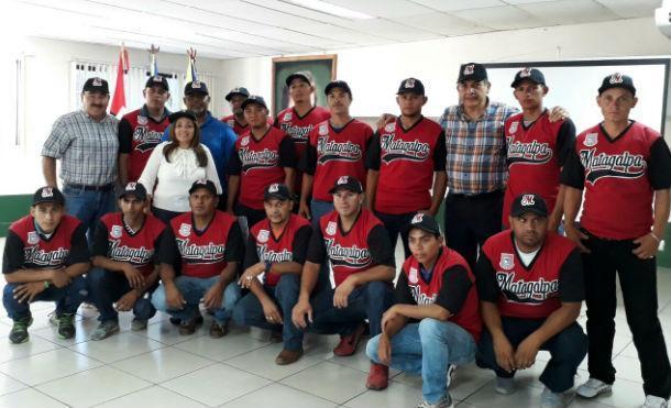 Alcaldía de Matagalpa entrega uniformes al equipo de béisbol “Mayor A”