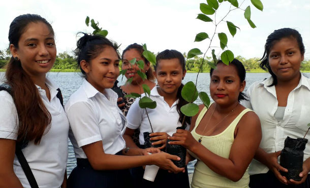 (+Video) Juventud de San Juan de Nicaragua recibe plantas para reforestar Reserva Indio Maíz