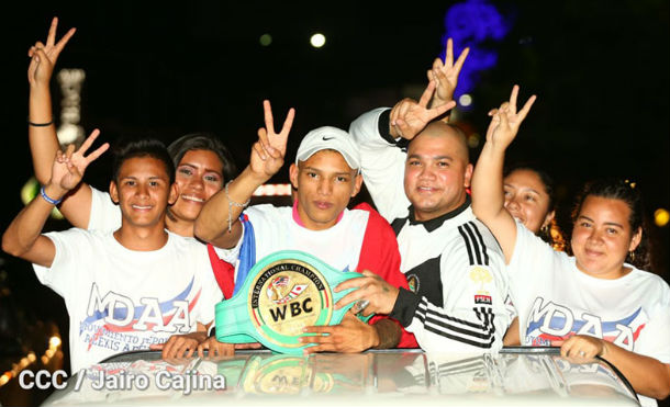 Juventud Sandinista da un gran recibimiento al campeón mundial de boxeo Crístofer "El Látigo" Rosales