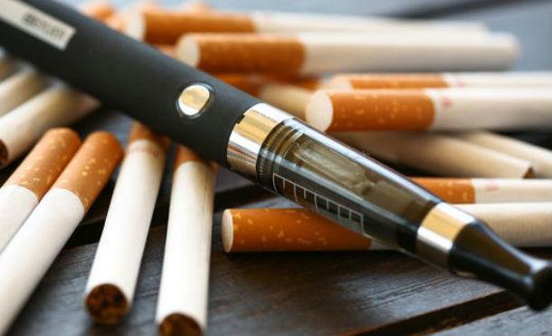 ¿Qué es peor, fumar tabaco o cigarrillo electrónico?