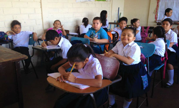 Estudiantes acuden a clases para recibir el pan de la enseñanza