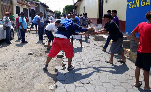 Jóvenes se unen para reparar las calles adoquinadas de Monimbó