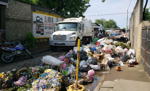 Alcaldía de León recolecta basura para evitar enfermedades en el mercado La Terminal