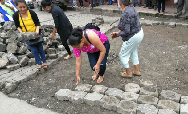 Pobladores de Boaco reparan calle dañada por vándalos de la derecha